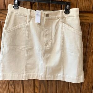 Banana Republic cream canvas skirt
Size 10  NWT